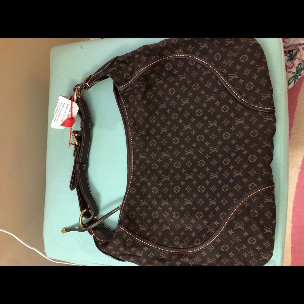 In perfect condition Louis Vuitton canvas shoulder bag .